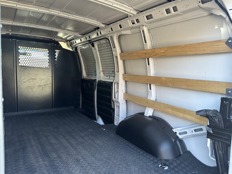 2024 Chevrolet Express 2500 CUTAWAY BOX TRUCK/CUBE VAN WITH LADDER RACK   - Photo 11 - Phoenix, AZ 85034