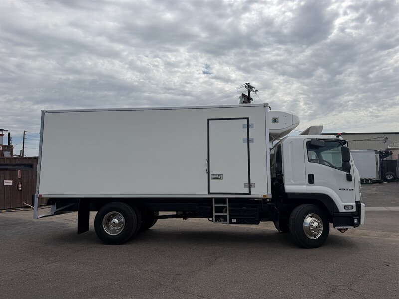 2021 Isuzu FTR Refrigerated Truck - Photo 2 - Phoenix, AZ 85034