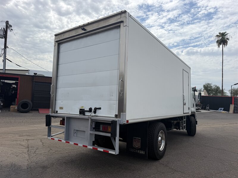 2021 Isuzu FTR Refrigerated Truck - Photo 3 - Phoenix, AZ 85034