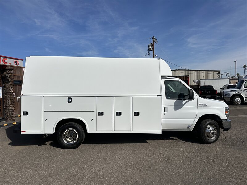 2023 Ford E-450 SD W/ KNAPHEIDE BODY - Photo 3 - Phoenix, AZ 85034