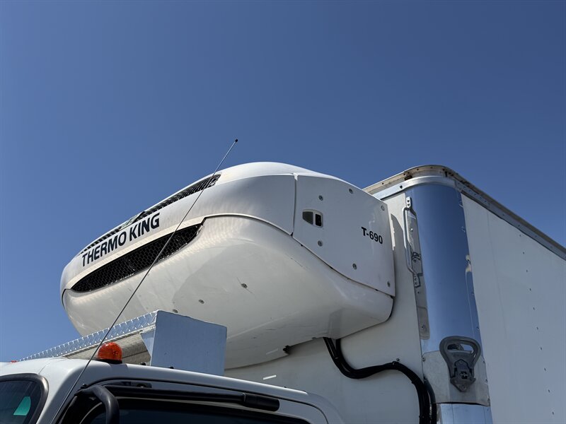 2024 Isuzu NPR Refrigerated Truck - Photo 7 - Phoenix, AZ 85034