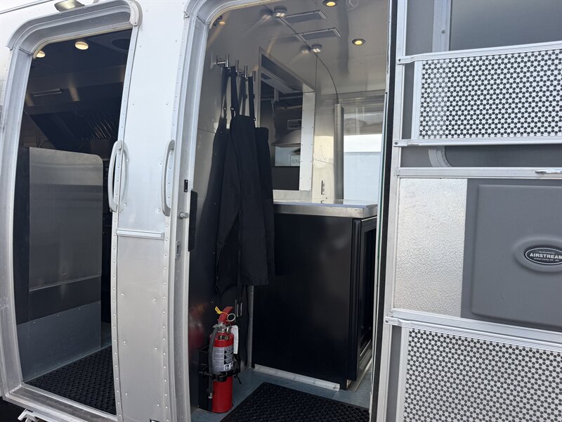 2023 Airstream Commercial Food Trailer - Photo 7 - Phoenix, AZ 85034