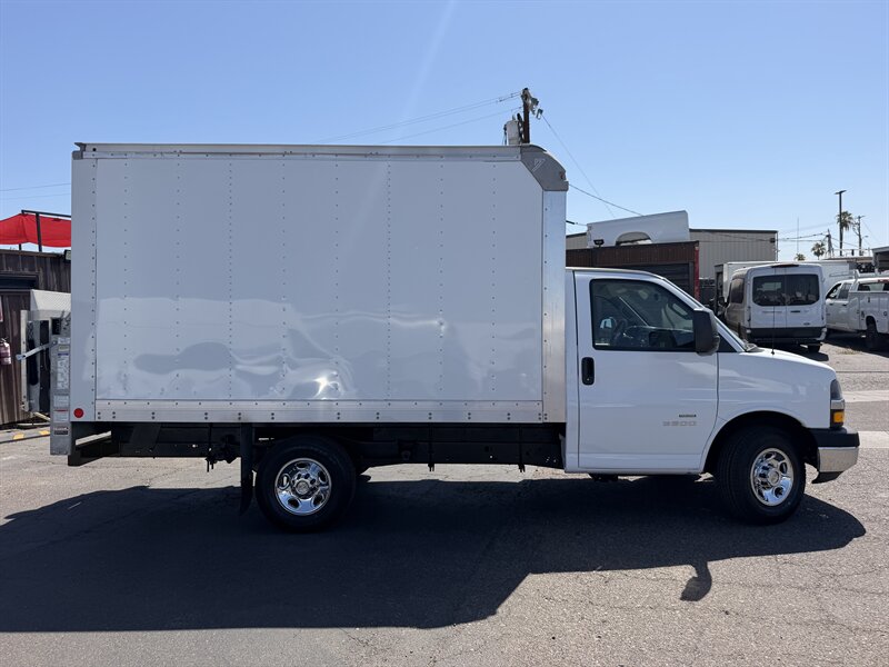 2025 Chevrolet Express 3500 Box Truck - Photo 2 - Phoenix, AZ 85034