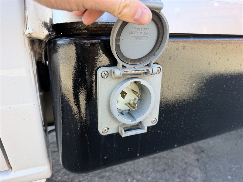 2023 Ford E-350 SD - 12 ft Refrigerated Truck - Photo 8 - Phoenix, AZ 85034