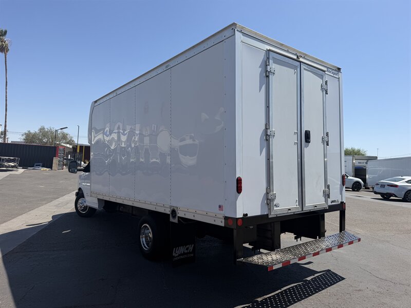 2022 GMC Savana 3500 Box Truck - Photo 5 - Phoenix, AZ 85034
