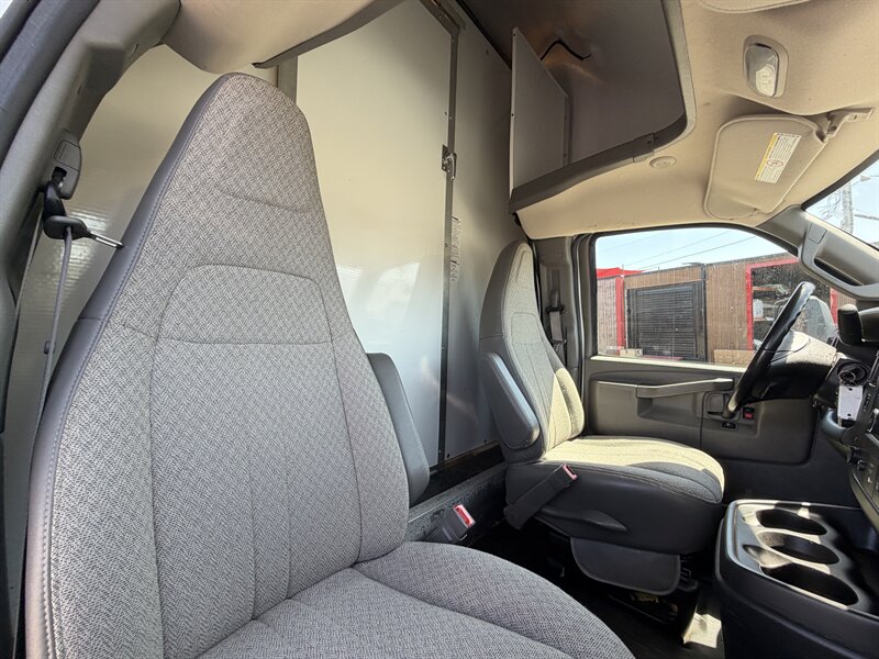 2022 GMC Savana 3500 Box Truck - Photo 16 - Phoenix, AZ 85034