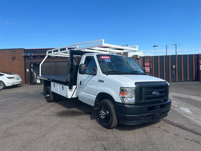 2022 Ford E-450 FLATBED TRUCK w/ FORKLIFTABLE LADDER/MATERIAL RACK   - Photo 3 - Phoenix, AZ 85034