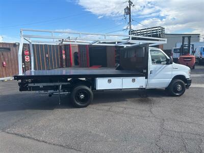 2022 Ford E-450 FLATBED TRUCK w/ FORKLIFTABLE LADDER/MATERIAL RACK   - Photo 5 - Phoenix, AZ 85034