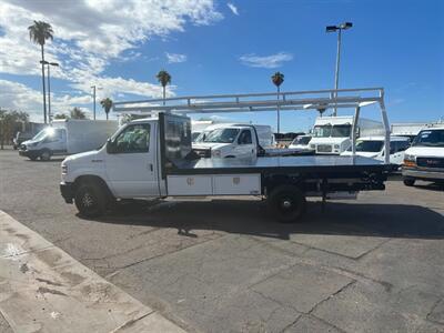 2022 Ford E-450 FLATBED TRUCK w/ FORKLIFTABLE LADDER/MATERIAL RACK   - Photo 4 - Phoenix, AZ 85034