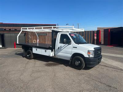 2022 Ford E-450 FLATBED TRUCK w/ FORKLIFTABLE LADDER/MATERIAL RACK   - Photo 2 - Phoenix, AZ 85034