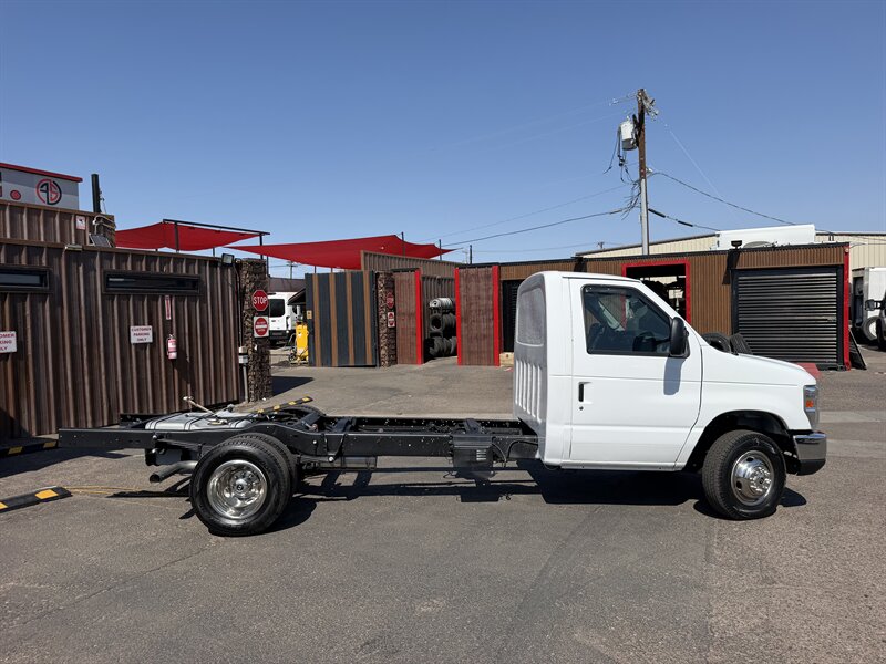2024 Ford E-450 SD Chassis - Photo 2 - Phoenix, AZ 85034