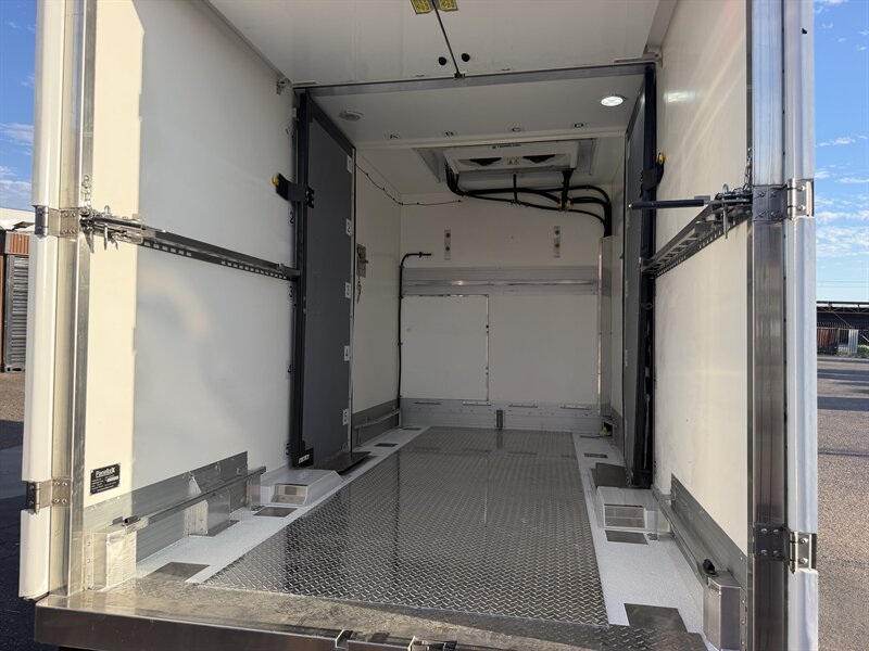 2023 Ford E-350 SD - 12 ft Refrigerated Box Truck - Photo 9 - Phoenix, AZ 85034