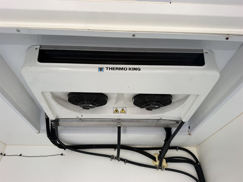 2023 Ford E-350 SD - 12 ft Refrigerated Box Truck - Photo 10 - Phoenix, AZ 85034