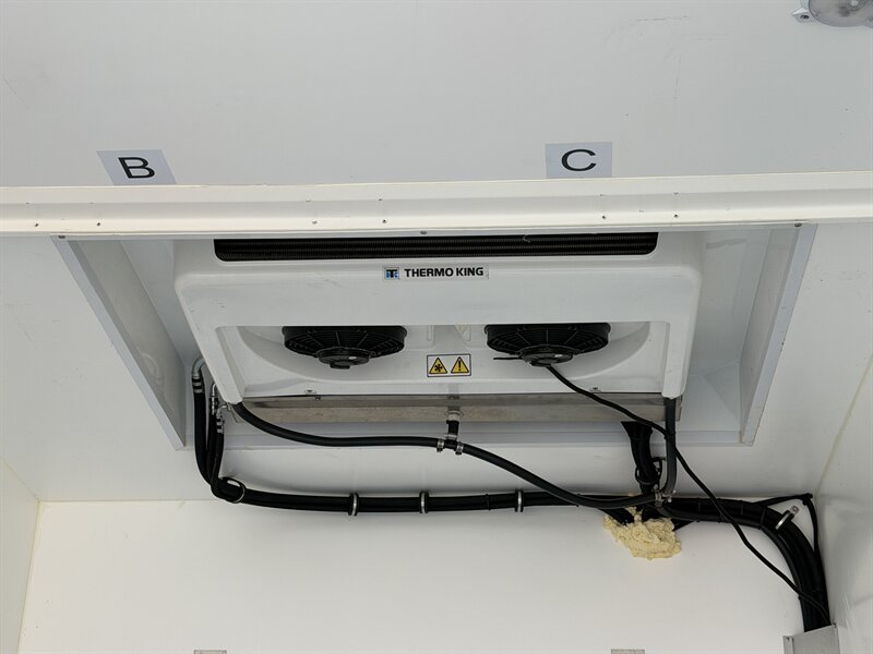 2024 Ford E-350 SD - 12 ft Refrigerated Truck - Photo 11 - Phoenix, AZ 85034