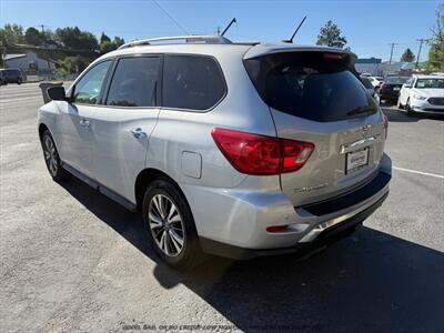 2017 Nissan Pathfinder SV   - Photo 5 - Garden City, ID 83714