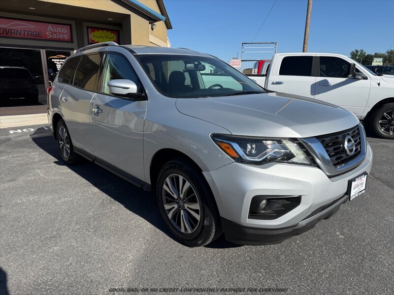 2017 Nissan Pathfinder SV   - Photo 1 - Garden City, ID 83714