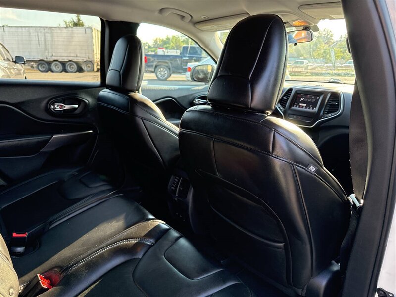 2019 Jeep Cherokee Latitude Plus 4x4 4dr SUV - Photo 18 - Garden City, ID 83714