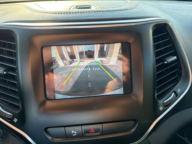 2019 Jeep Cherokee Latitude Plus 4x4 4dr SUV - Photo 13 - Garden City, ID 83714