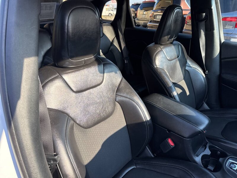 2019 Jeep Cherokee Latitude Plus 4x4 4dr SUV - Photo 19 - Garden City, ID 83714