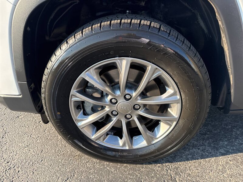 2019 Jeep Cherokee Latitude Plus 4x4 4dr SUV - Photo 22 - Garden City, ID 83714