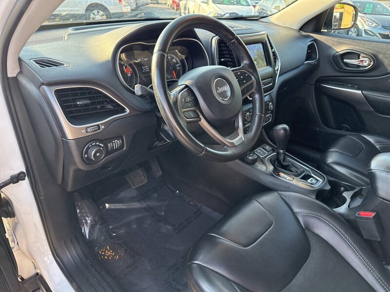 2019 Jeep Cherokee Latitude Plus 4x4 4dr SUV - Photo 10 - Garden City, ID 83714