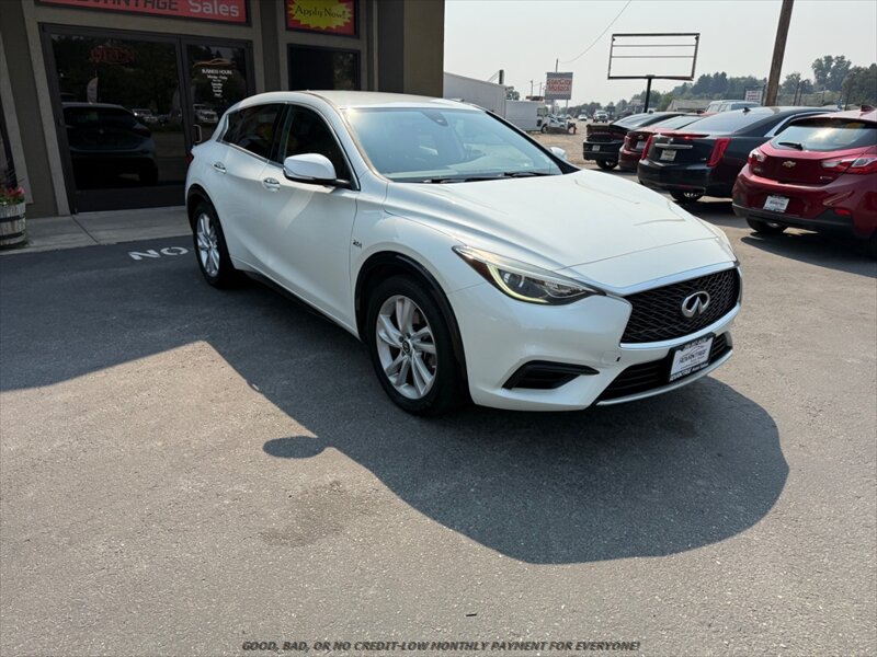 2017 INFINITI QX30  