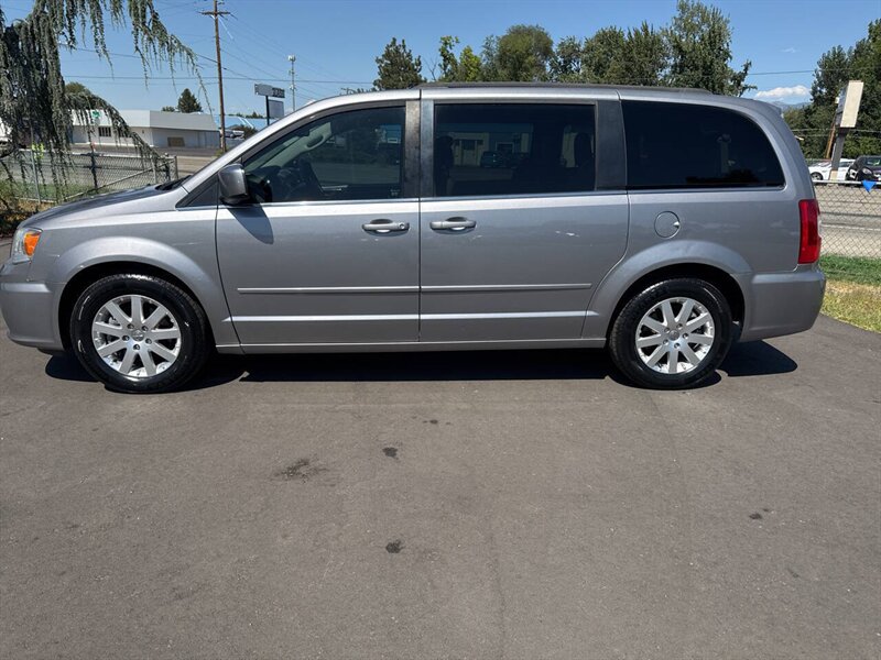 2016 Chrysler Town and Country LX 4dr Mini Van - Photo 4 - Garden City, ID 83714