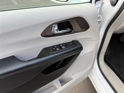 2019 Chrysler Pacifica Touring L   - Photo 10 - Garden City, ID 83714