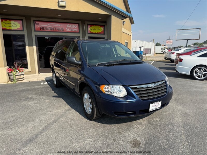 2005 Chrysler Town and Country Touring   - Photo 1 - Garden City, ID 83714