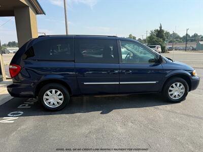 2005 Chrysler Town and Country Touring   - Photo 8 - Garden City, ID 83714