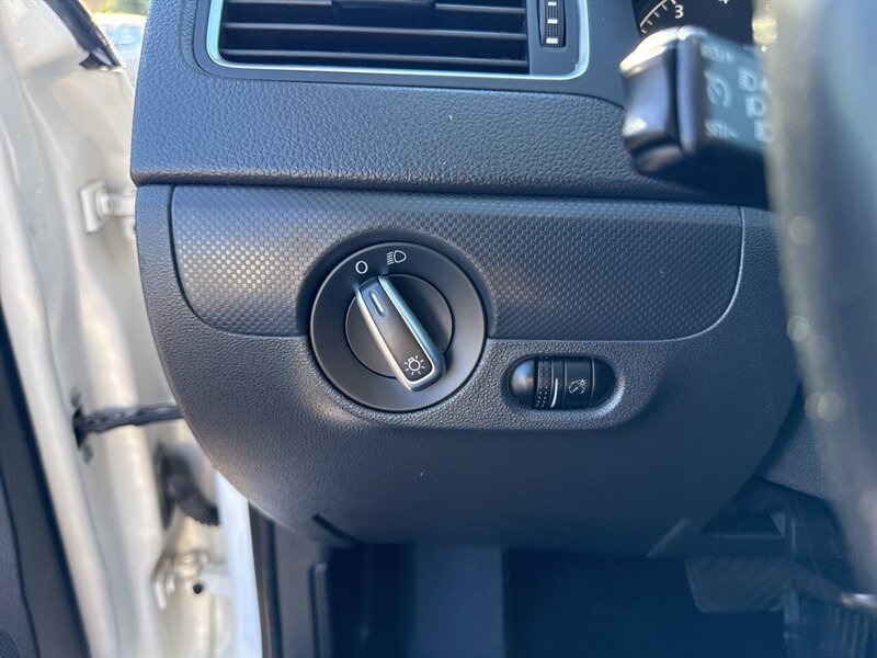 2011 Volkswagen Jetta SE PZEV 4dr Sedan 6A - Photo 23 - Garden City, ID 83714