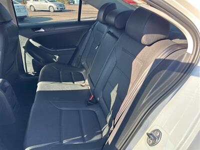 2011 Volkswagen Jetta SE PZEV 4dr Sedan 6A - Photo 14 - Garden City, ID 83714