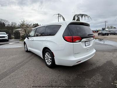 2017 Chrysler Pacifica LX   - Photo 5 - Garden City, ID 83714