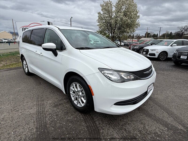 2017 Chrysler Pacifica LX   - Photo 1 - Garden City, ID 83714