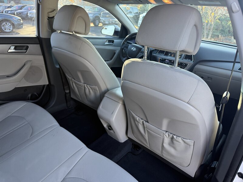 2016 Hyundai SONATA SE - Photo 16 - Garden City, ID 83714