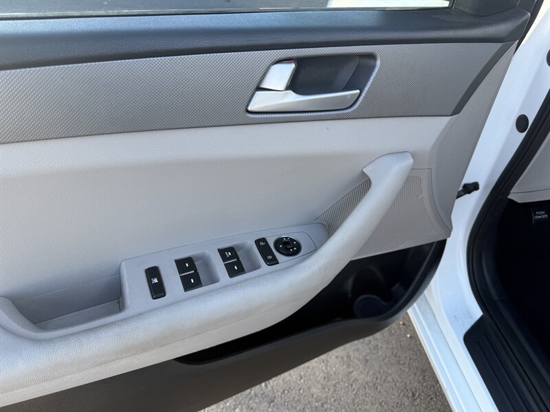 2016 Hyundai SONATA SE - Photo 9 - Garden City, ID 83714