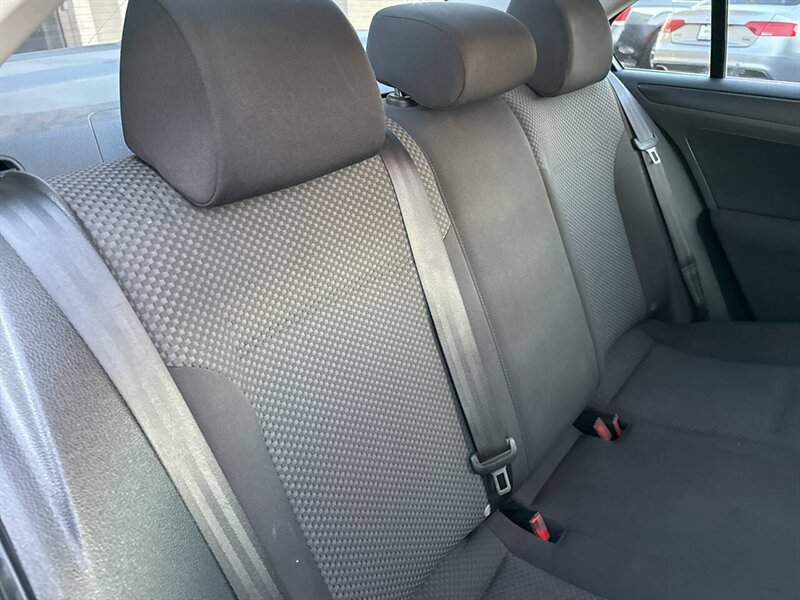 2012 Volkswagen Jetta Base 4dr Sedan 6A - Photo 18 - Garden City, ID 83714