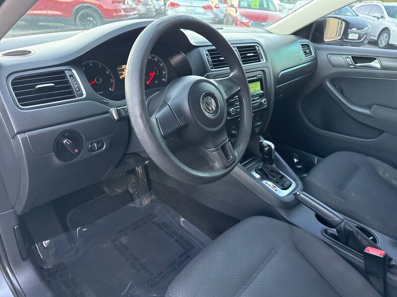 2012 Volkswagen Jetta Base 4dr Sedan 6A - Photo 10 - Garden City, ID 83714