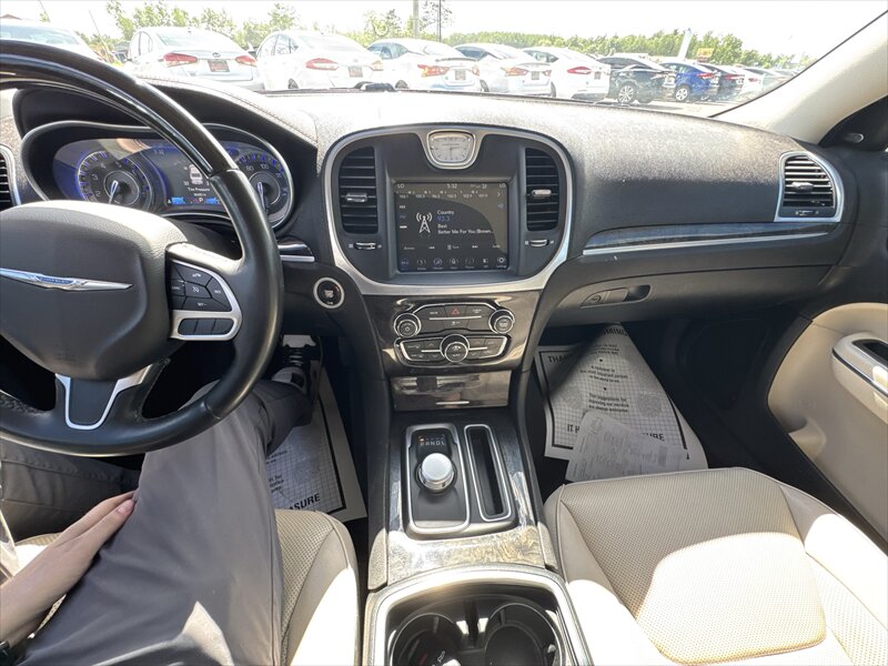 2018 Chrysler 300 Series Limited - Photo 12 - Brainerd, MN 56401