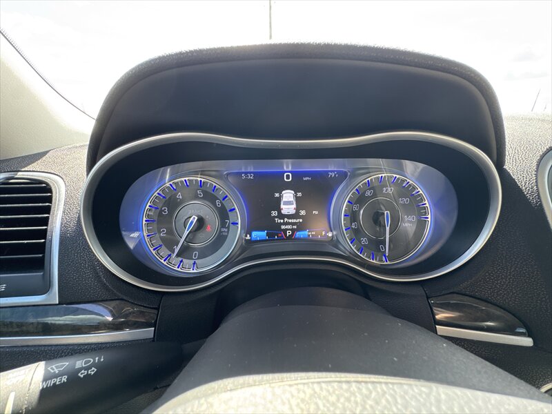 2018 Chrysler 300 Series Limited - Photo 14 - Brainerd, MN 56401