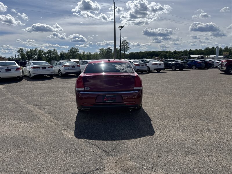 2018 Chrysler 300 Series Limited - Photo 8 - Brainerd, MN 56401