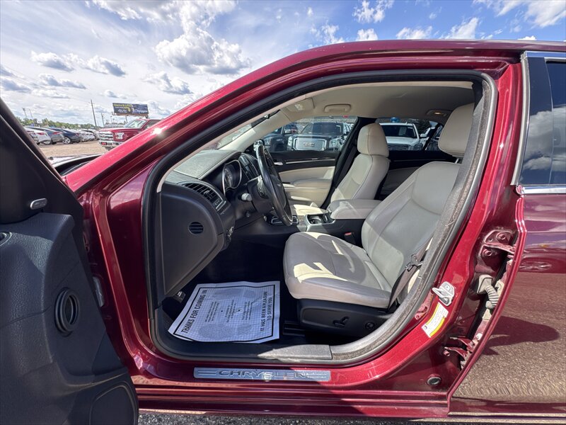 2018 Chrysler 300 Series Limited - Photo 10 - Brainerd, MN 56401