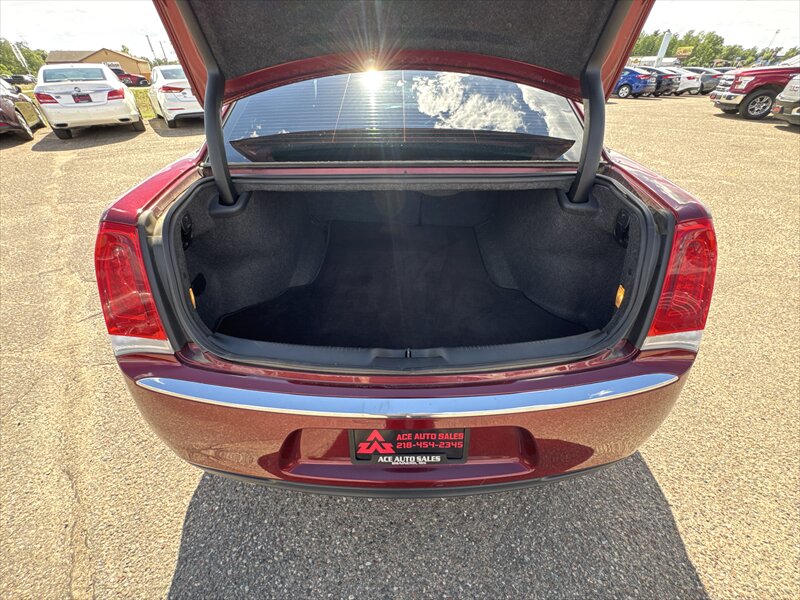 2018 Chrysler 300 Series Limited - Photo 9 - Brainerd, MN 56401
