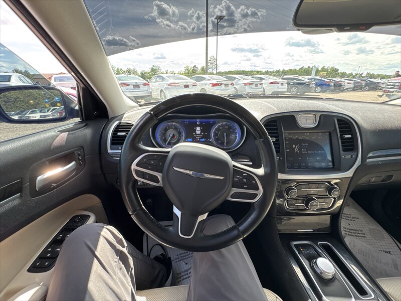 2018 Chrysler 300 Series Limited - Photo 13 - Brainerd, MN 56401