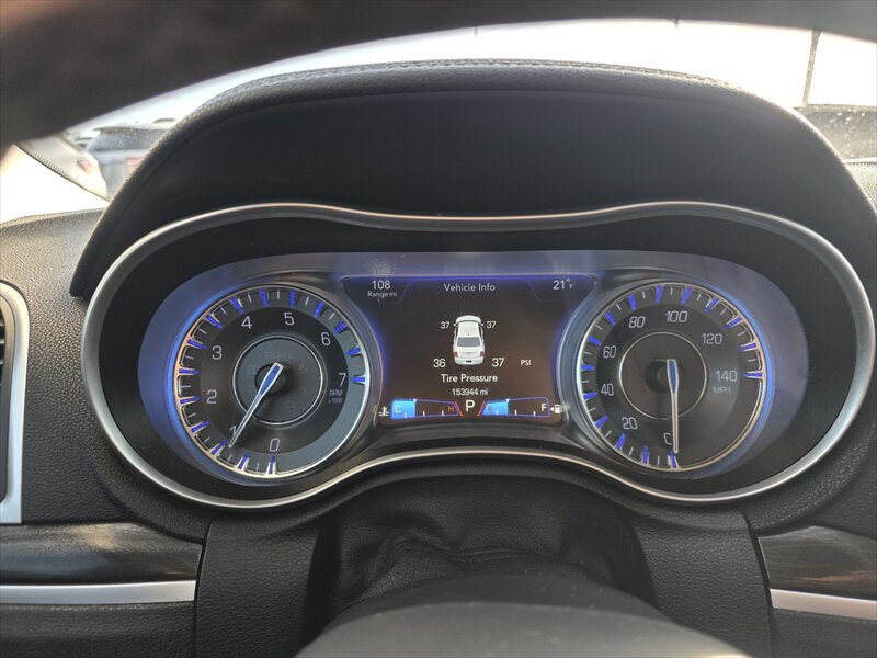 2017 Chrysler 300 Series Limited - Photo 8 - Brainerd, MN 56401