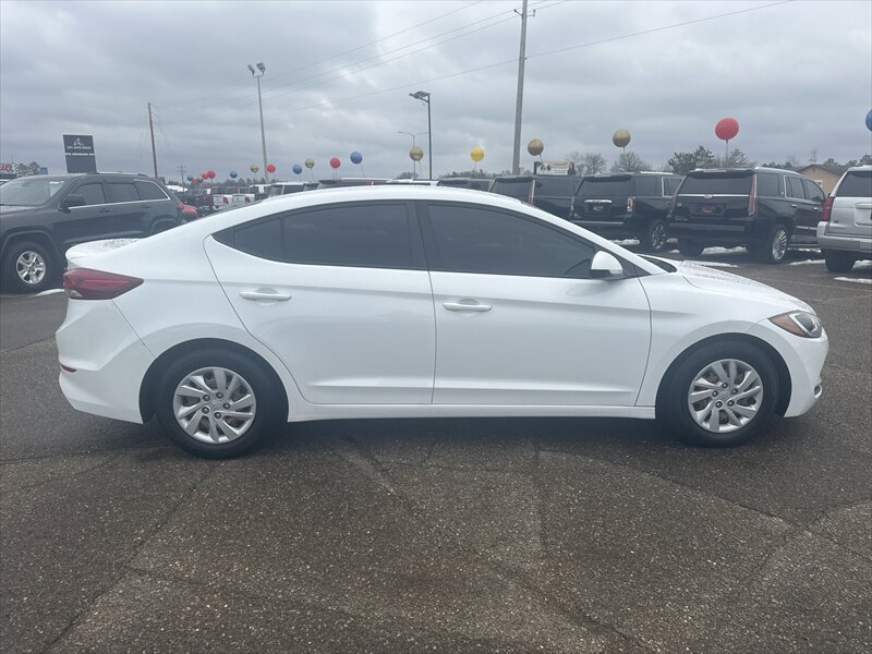2018 Hyundai Elantra SE - Photo 6 - Brainerd, MN 56401