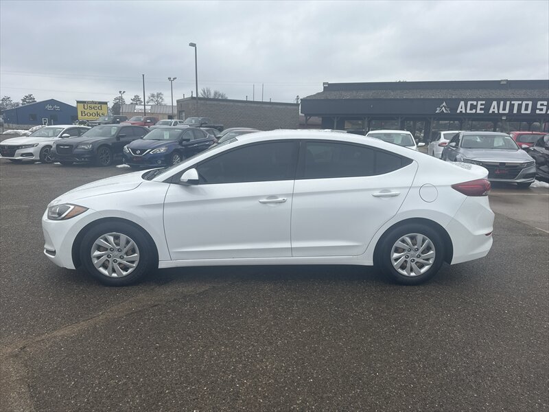2018 Hyundai Elantra SE - Photo 5 - Brainerd, MN 56401