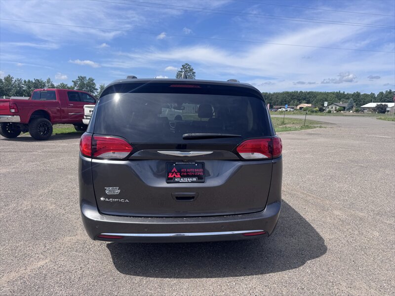 2018 Chrysler Pacifica Touring L - Photo 8 - Brainerd, MN 56401