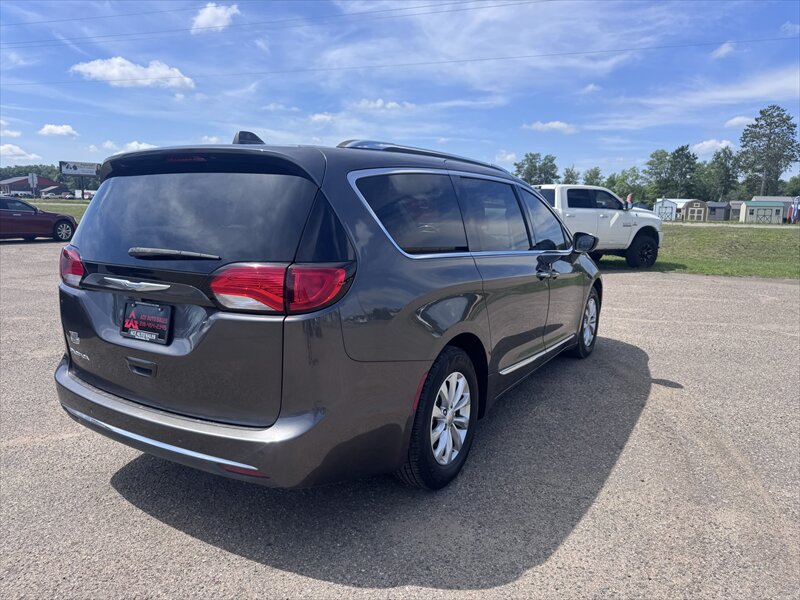 2018 Chrysler Pacifica Touring L - Photo 3 - Brainerd, MN 56401