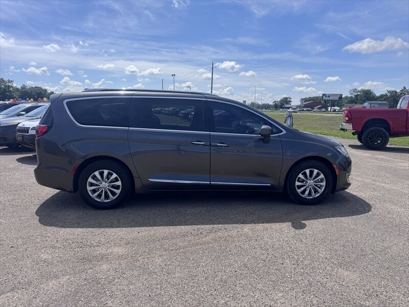 2018 Chrysler Pacifica Touring L - Photo 5 - Brainerd, MN 56401